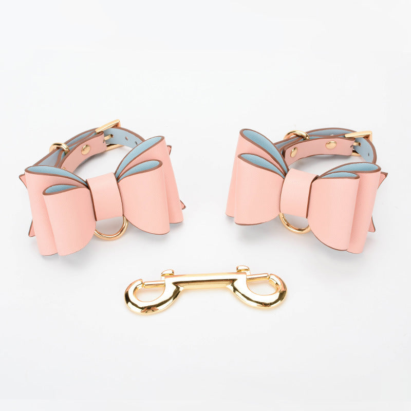 Menottes en cuir avec nœuds