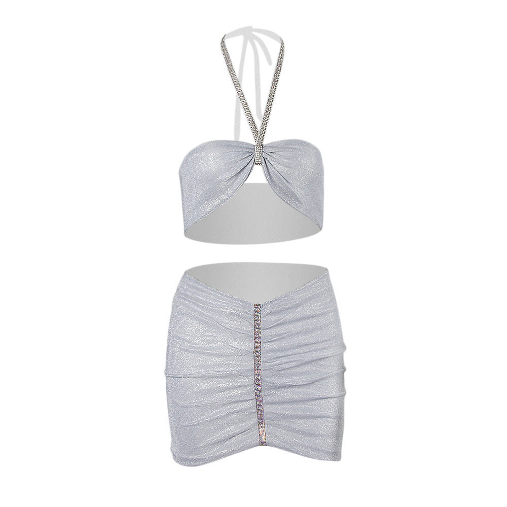 Combinaison deux pièces avec licou et jupe portefeuille