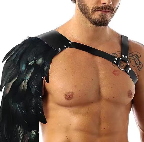 Sangle de poitrine d'armure médiévale en cuir à plumes