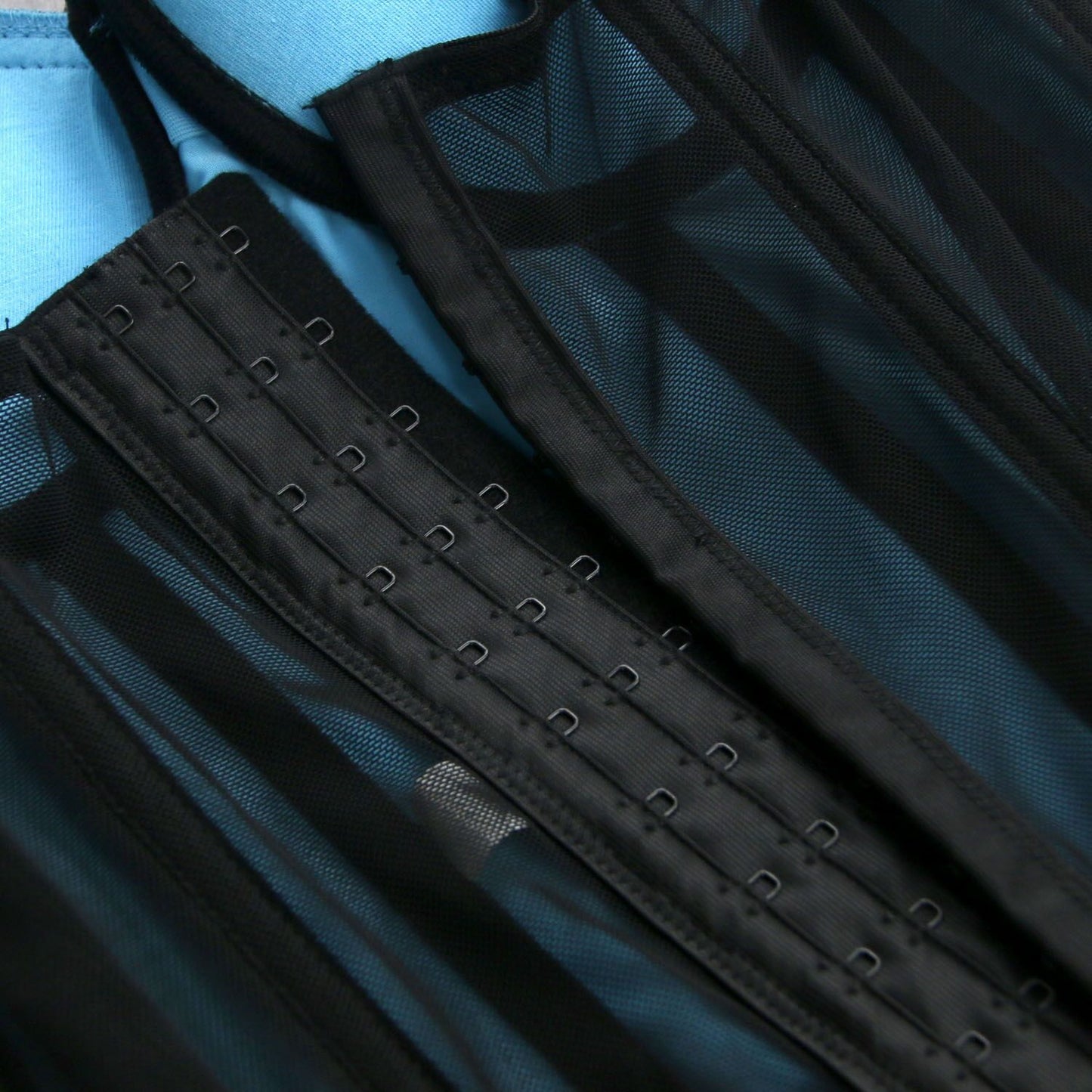 Corset respirant ultra fin en dentelle et maille avec jarretière