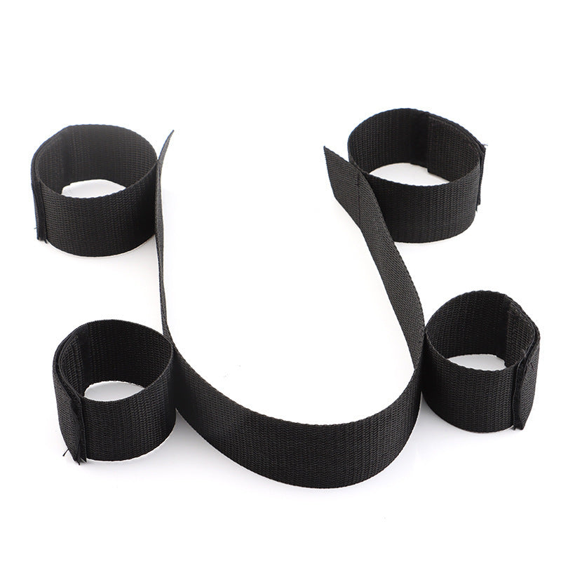 Mains et pieds liés pour un couple