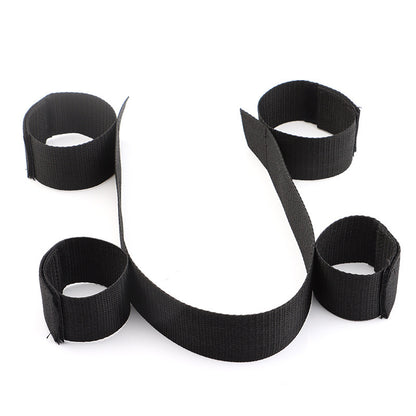 Mains et pieds liés pour un couple