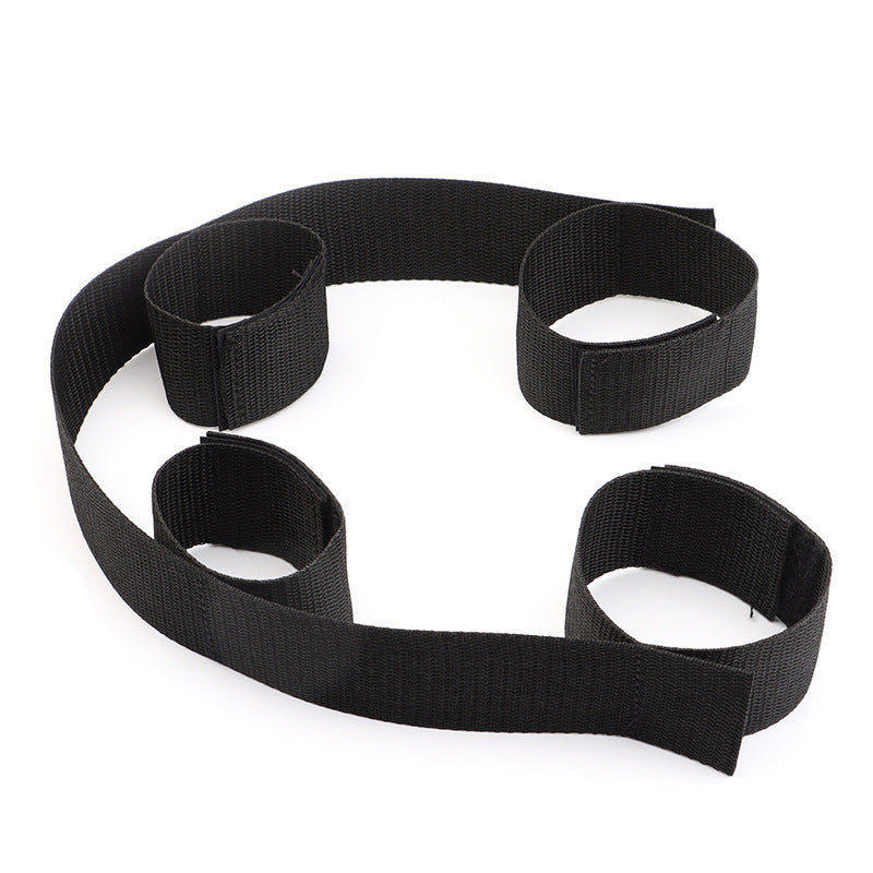 Mains et pieds liés pour un couple