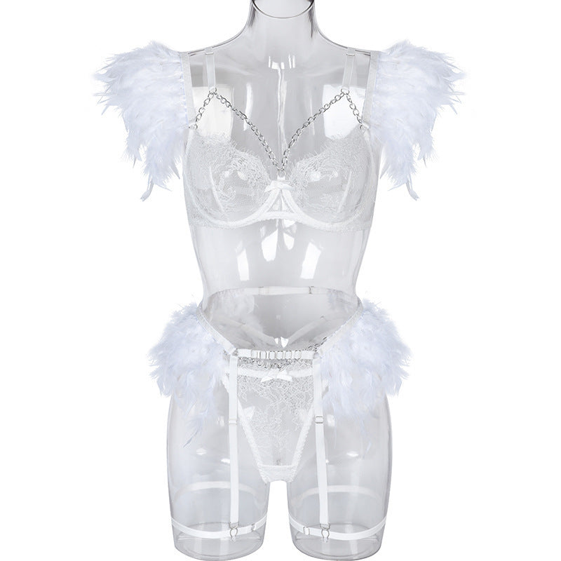 Costume exotique LUXXX avec chaîne en métal, dentelle et plumes