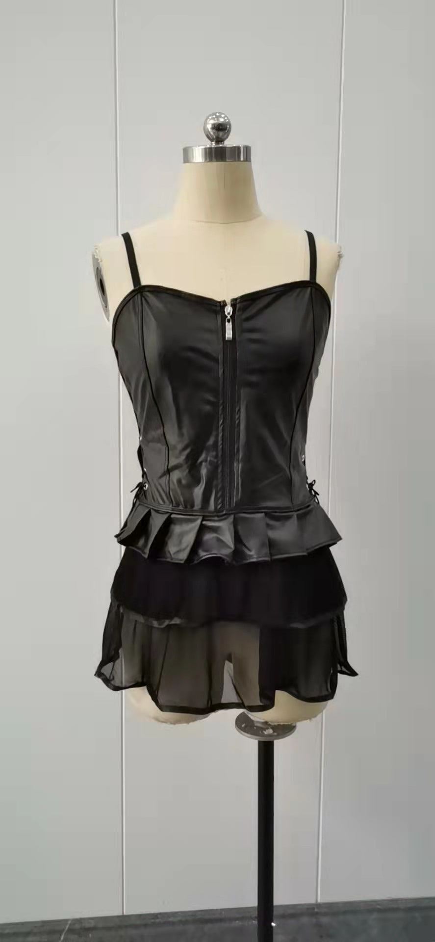 Robe évasée en cuir verni LUXXX