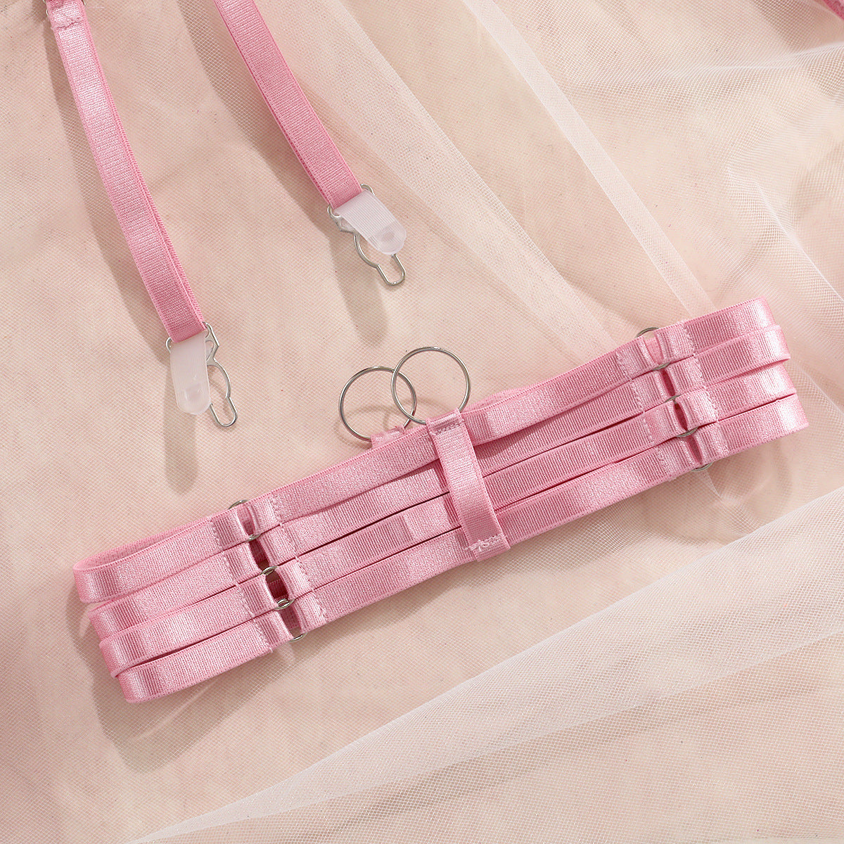 Ensemble de lingerie trois pièces avec porte-jarretelles