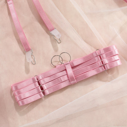 Ensemble de lingerie trois pièces avec porte-jarretelles