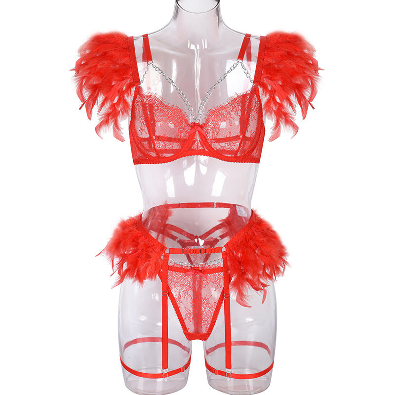 Costume exotique LUXXX avec chaîne en métal, dentelle et plumes