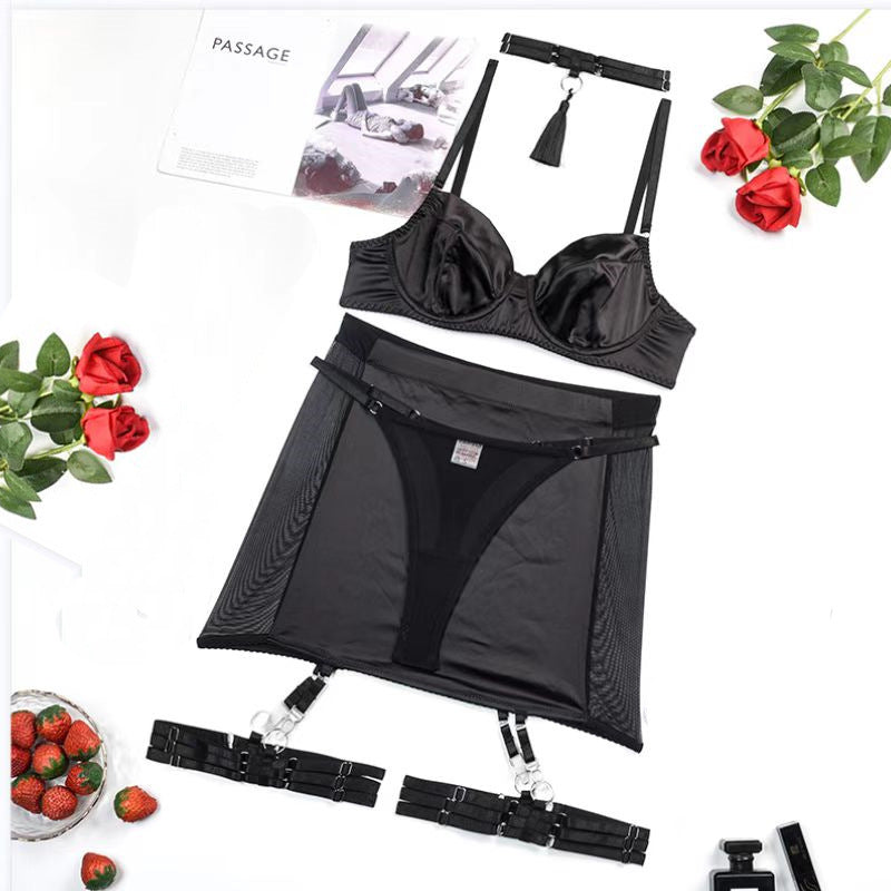 Ensemble de lingerie avec jupe en satin