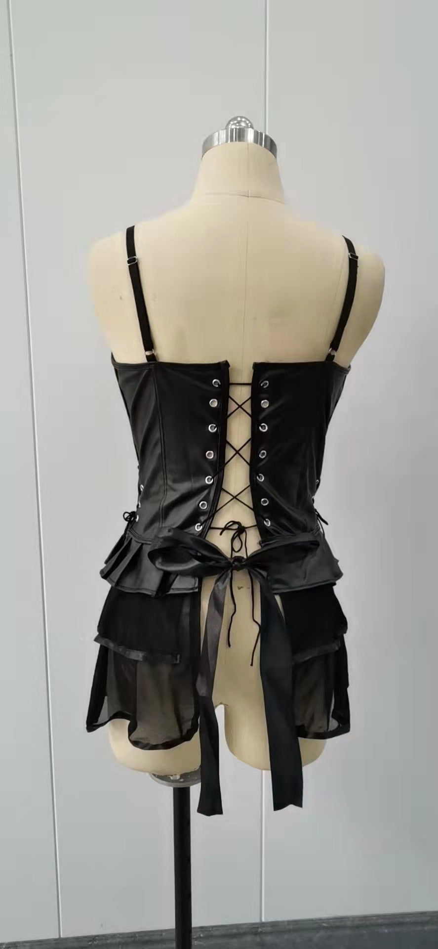 Robe évasée en cuir verni LUXXX