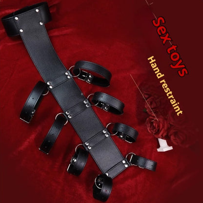 Bondage mains attachées dans le dos