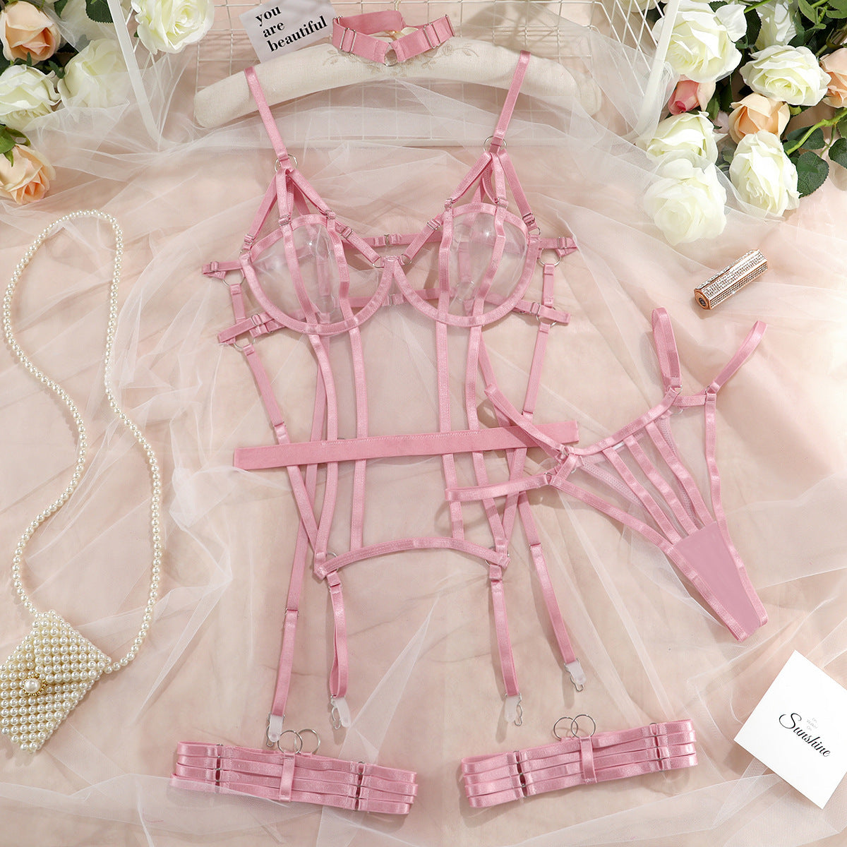 Ensemble de lingerie trois pièces avec porte-jarretelles