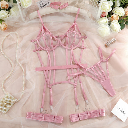 Ensemble de lingerie trois pièces avec porte-jarretelles