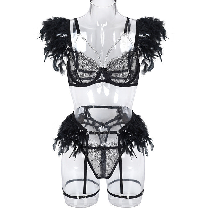 Costume exotique LUXXX avec chaîne en métal, dentelle et plumes