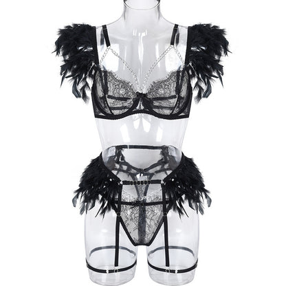 Costume exotique LUXXX avec chaîne en métal, dentelle et plumes