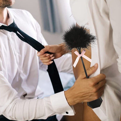 Fouet de torture en cuir avec plumes