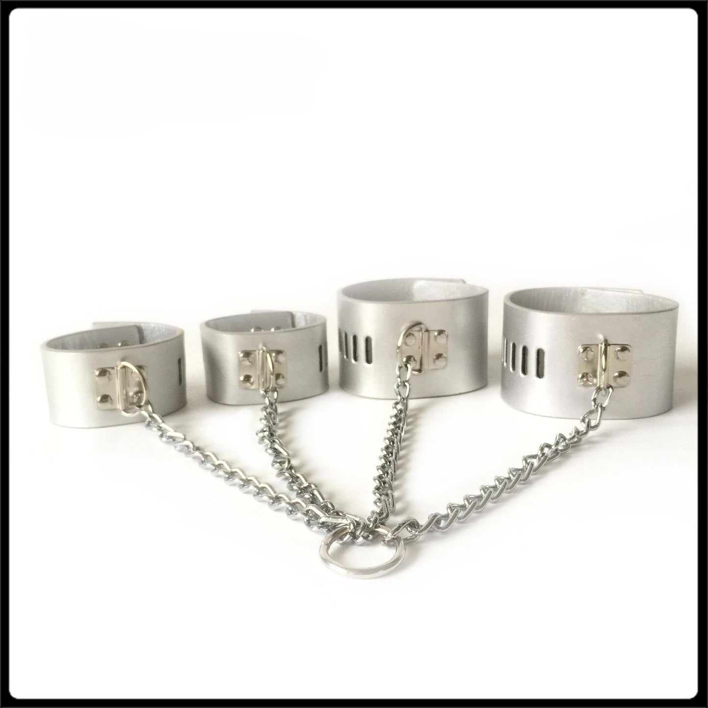 Chaînes pour les mains et les pieds