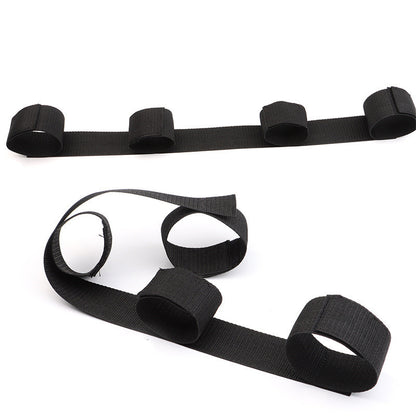 Mains et pieds liés pour un couple