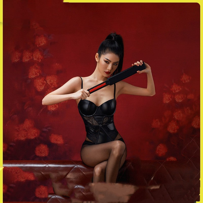 Fouet punitif à pagaie sexy