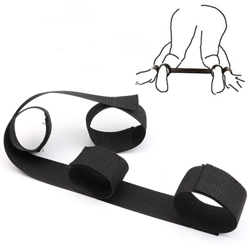 Mains et pieds liés pour un couple