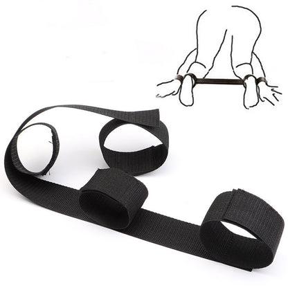 Mains et pieds liés pour un couple