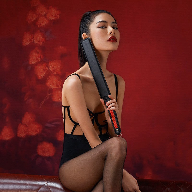 Fouet punitif à pagaie sexy