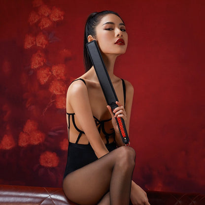 Fouet punitif à pagaie sexy