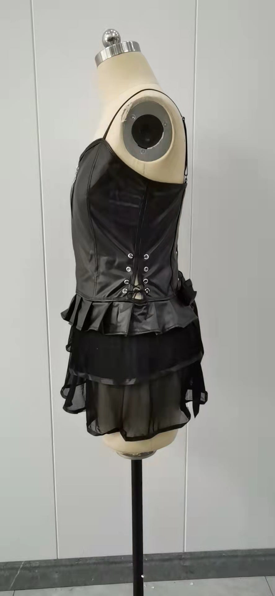 Robe évasée en cuir verni LUXXX