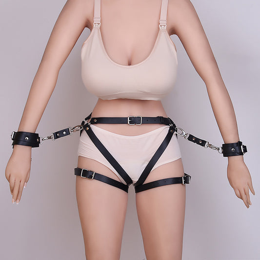 Ceinture avec menottes connectées